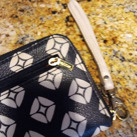 Fossil Women’s Sydney White and Black Zipper Zip Around Wristlets Wallet - Picture 3 of 9